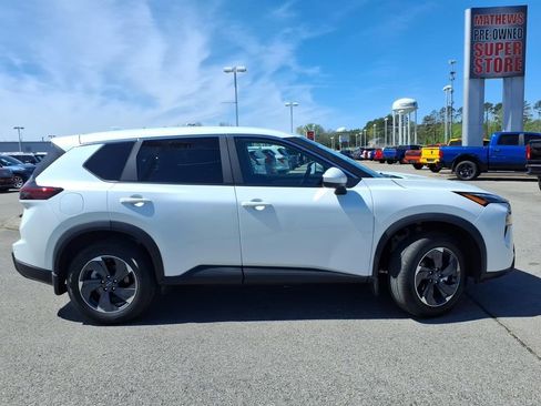 Certified 2026 Nissan Rogue SV FWD image 2