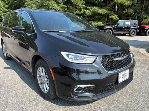 Used 2025 Chrysler Pacifica Select FWD image 5