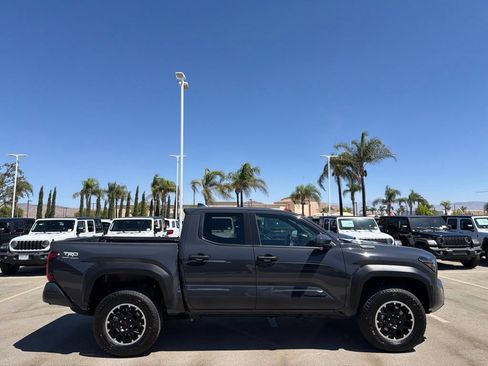Used 2025 Toyota Tacoma TRD Off-Road AWD/4WD image 9