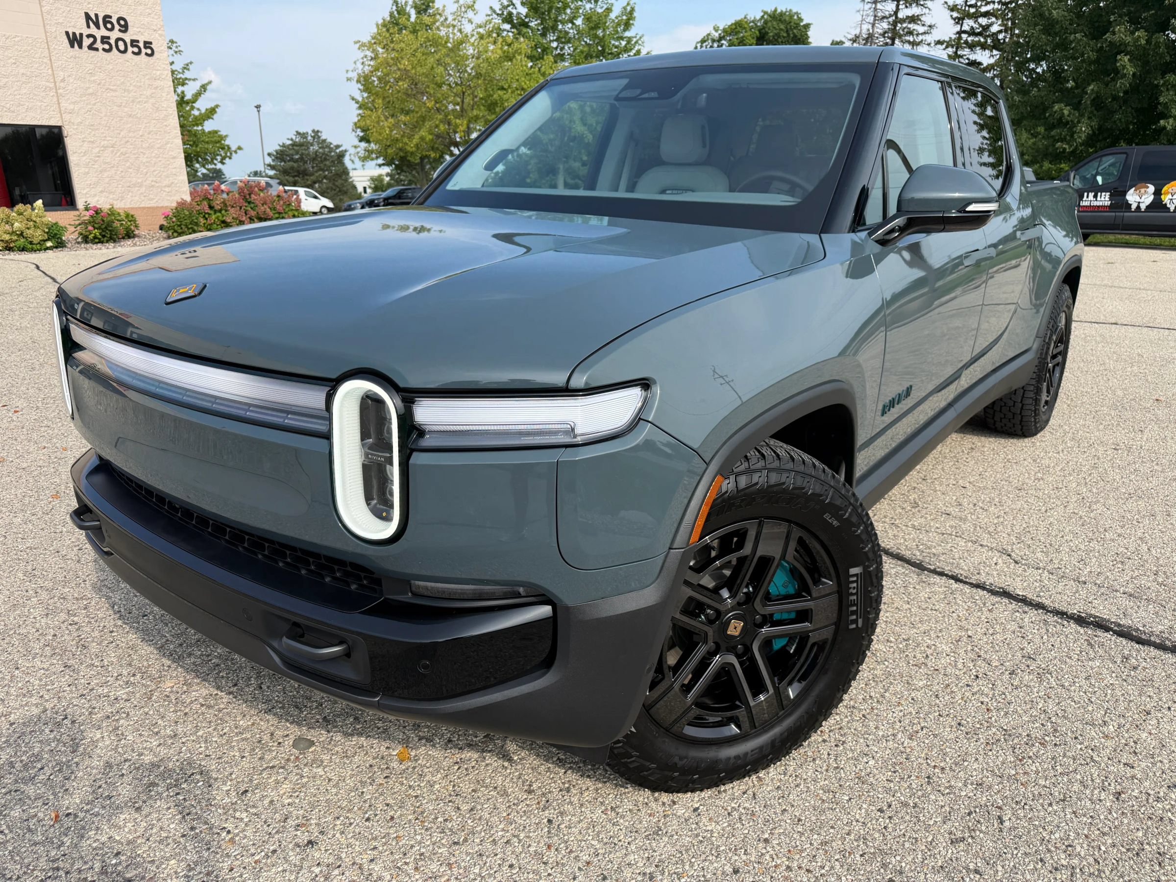 Used 2026 Rivian R1T Premium Quad AWD/4WD image 1