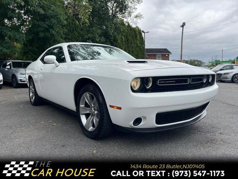 Used 2015 Dodge Challenger SXT image 6