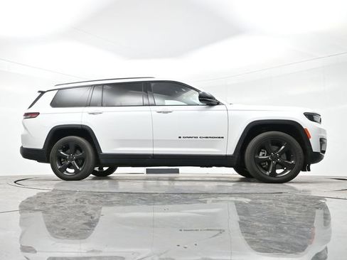 Used 2023 Jeep Grand Cherokee L Laredo image 16