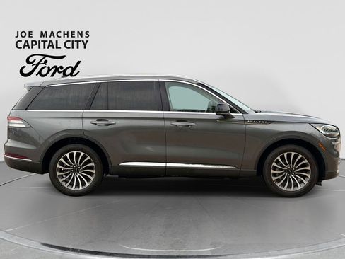 Used 2023 Lincoln Aviator AWD w/ Premium Package image 3