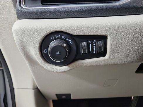 Used 2022 Chrysler Pacifica Limited FWD image 12