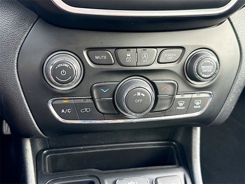 Used 2019 Jeep Cherokee Latitude Plus image 17