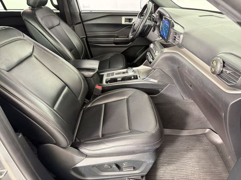 Used 2020 Ford Explorer XLT w/ Equipment Group 202A RWD image 30