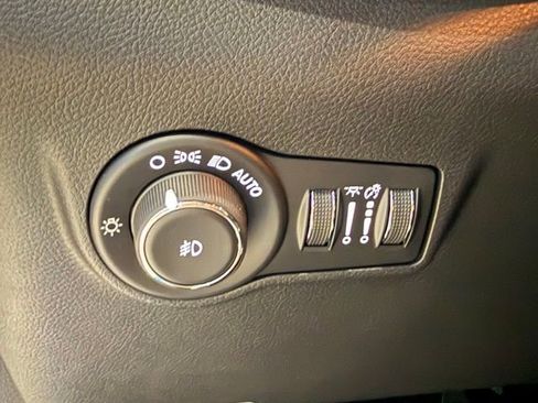 New 2025 Jeep Compass Latitude w/ Sun & Sound Group image 23