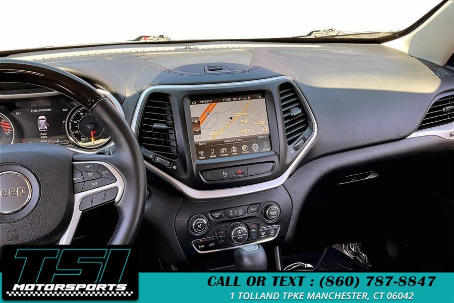 Used 2017 Jeep Cherokee Overland AWD/4WD image 6