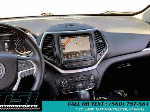 Used 2017 Jeep Cherokee Overland AWD/4WD image 6