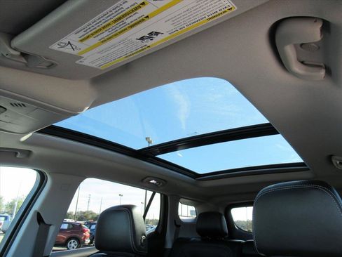 Used 2024 GMC Terrain SLT w/ Infotainment Package II image 27