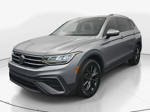Used 2022 Volkswagen Tiguan SE w/ Panoramic Sunroof Package image 5