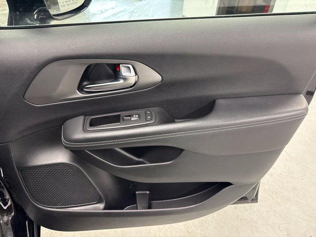Used 2025 Chrysler Pacifica Select FWD image 26