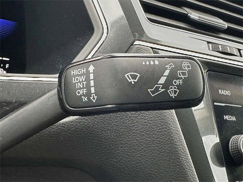 Certified 2022 Volkswagen Tiguan SE image 35