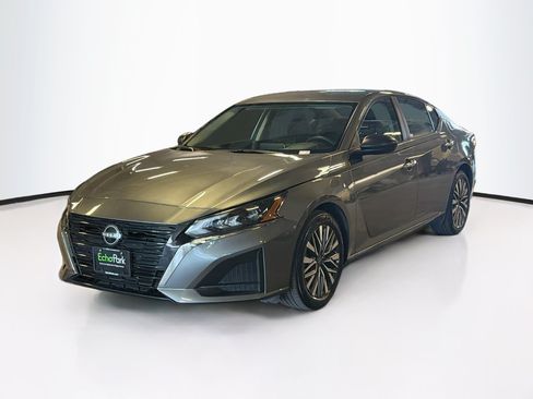Used 2025 Nissan Altima 2.5 SV FWD image 3