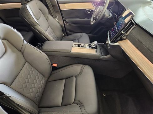 Used 2025 Volvo XC90 B5 Plus image 3