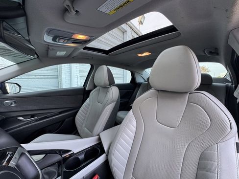 Used 2023 Hyundai Elantra Limited image 12