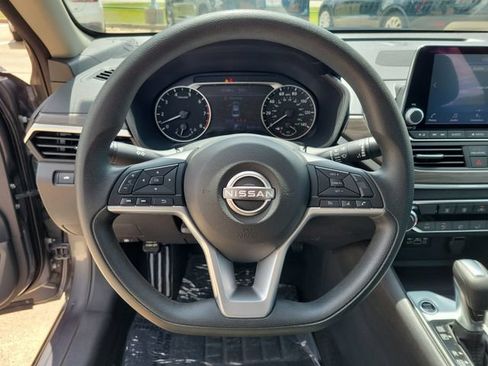 Used 2025 Nissan Altima 2.5 SV FWD image 18