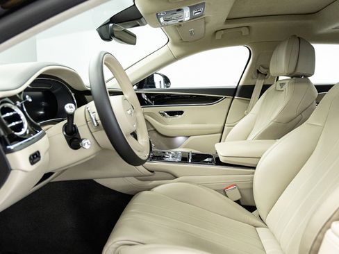 Used 2023 Bentley Flying Spur V8 image 22