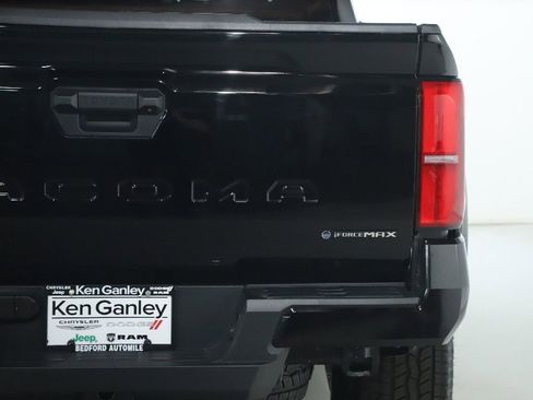 Used 2025 Toyota Tacoma TRD Off-Road AWD/4WD image 45