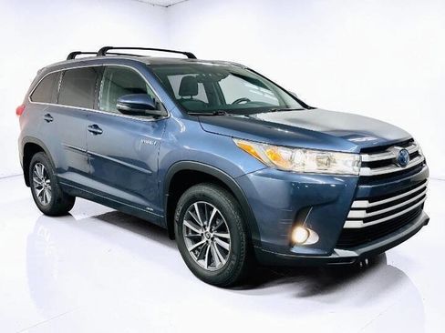Used 2018 Toyota Highlander XLE w/ Carpet Mat Package (TMS) image 2