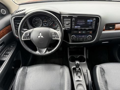 Used 2014 Mitsubishi Outlander SE image 16