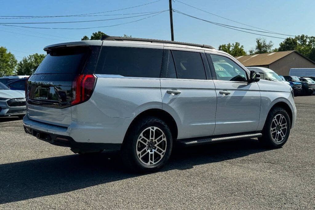 Used 2025 Ford Expedition Active AWD/4WD image 3