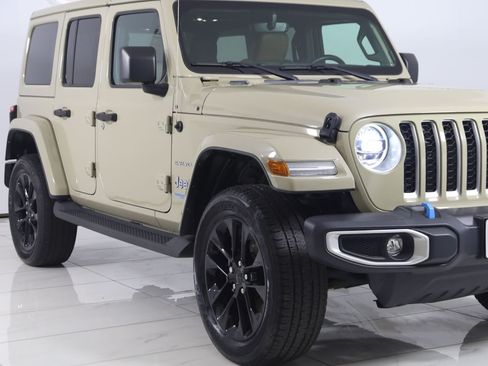 Used 2022 Jeep Wrangler Unlimited Sahara AWD/4WD image 39