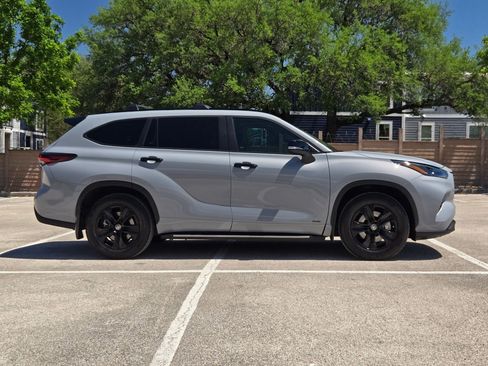Used 2025 Toyota Highlander XLE AWD/4WD image 3