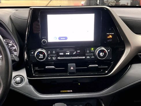 Used 2023 Toyota Highlander XLE image 7