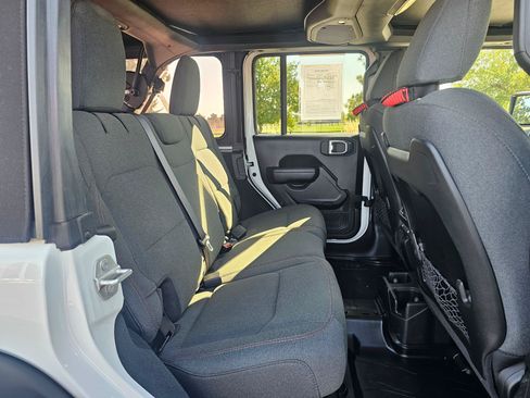 Used 2024 Jeep Wrangler Unlimited Rubicon w/ Technology Group AWD/4WD image 12