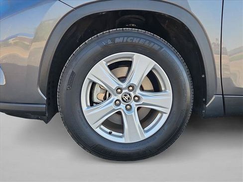 Used 2025 Toyota Highlander LE FWD image 24