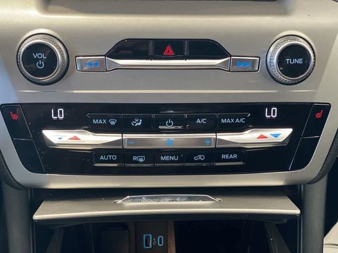 Used 2021 Ford Explorer XLT AWD/4WD image 21