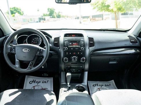 Used 2013 Kia Sorento LX w/ Convenience Pkg image 16
