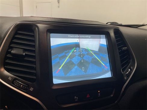 Used 2022 Jeep Cherokee Trailhawk image 17