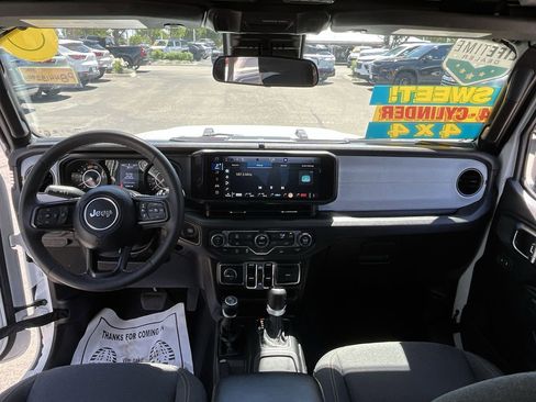 Used 2025 Jeep Wrangler Unlimited Sport AWD/4WD image 18