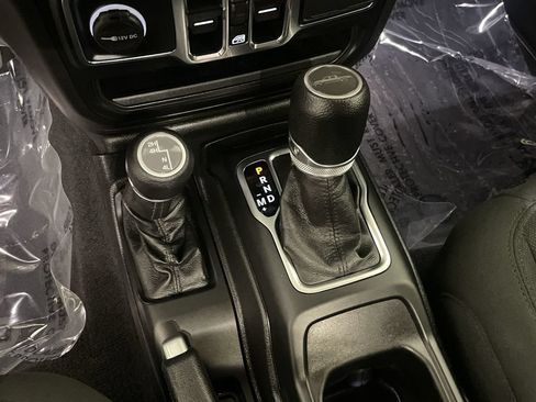 Used 2021 Jeep Gladiator Sport AWD/4WD image 9