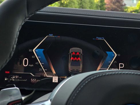 Used 2025 BMW 750e xDrive w/ Executive Package image 26