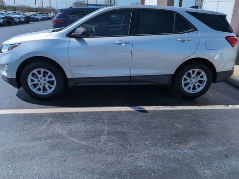 Used 2019 Chevrolet Equinox LS image 2