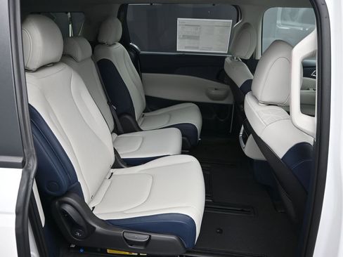 New 2026 Kia Carnival EX FWD image 37