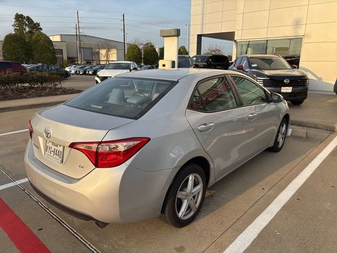 Used 2017 Toyota Corolla LE image 2