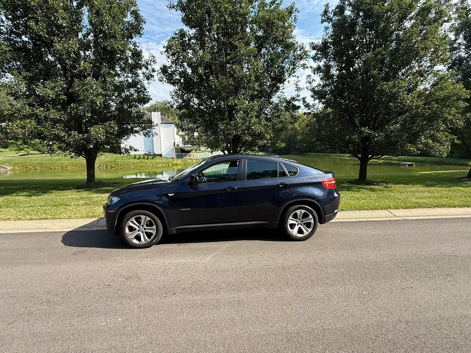 Used 2011 BMW X6 xDrive35i w/ Technology Pkg AWD/4WD image 3