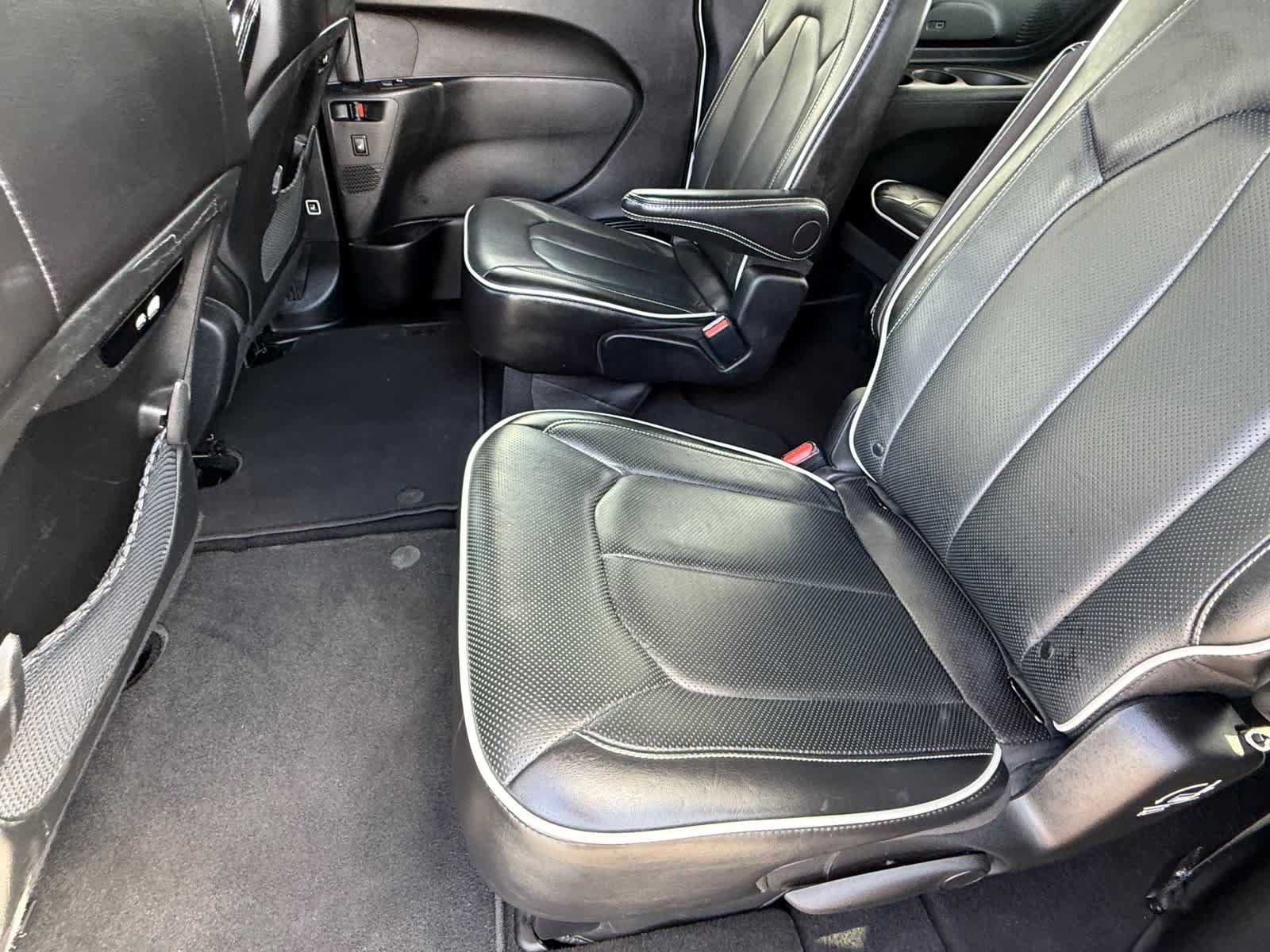 Used 2025 Chrysler Pacifica Limited FWD image 11