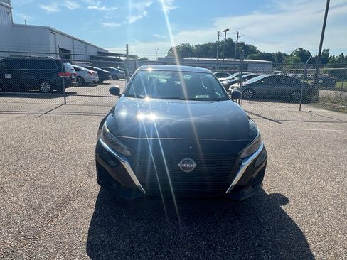Used 2025 Nissan Altima 2.5 SV FWD image 3