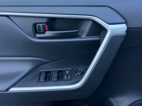 Certified 2021 Toyota RAV4 LE AWD/4WD image 11