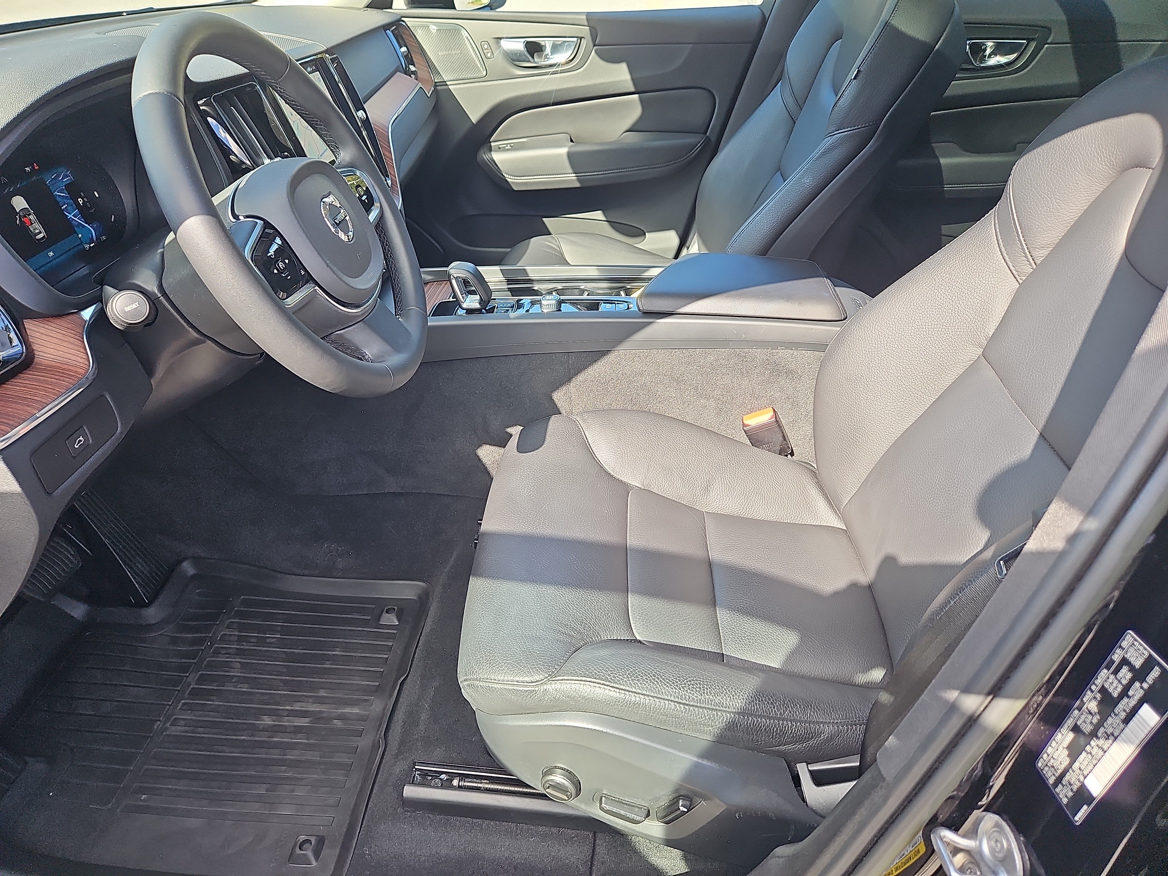 Used 2023 Volvo XC60 B5 Plus w/ Climate Package AWD/4WD image 32
