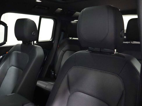 Used 2024 Land Rover Defender 110 X-Dynamic SE AWD/4WD image 18