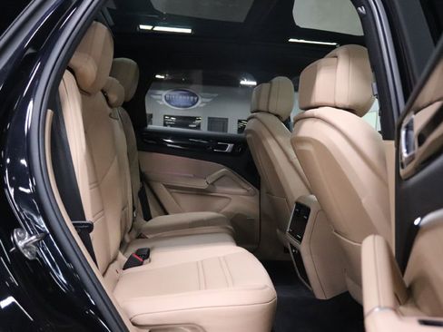 Used 2020 Porsche Cayenne E-HYBRID w/ Premium Plus Package image 19