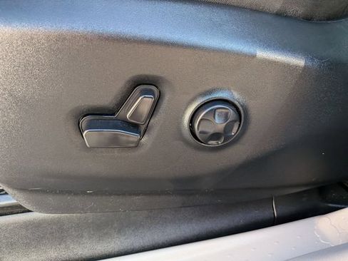 Used 2024 Chrysler Pacifica Touring-L FWD image 10