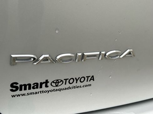 Used 2024 Chrysler Pacifica Touring-L image 7