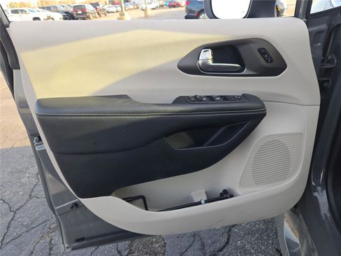 Used 2023 Chrysler Pacifica Touring-L image 20